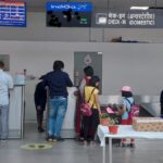 फ्लाइट कैंसल या देरी से परेशान हुए