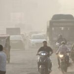 लखनऊ जहरीली हवा में घुट रहा
