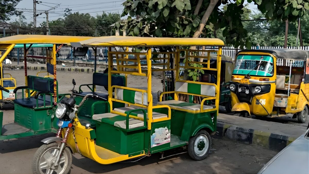 यूपी में टैक्स छूट के बाद ई-रिक्शा खरीदने की मची होड़