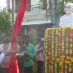 गांधीजी की प्रतिमा पर माल्यार्पण