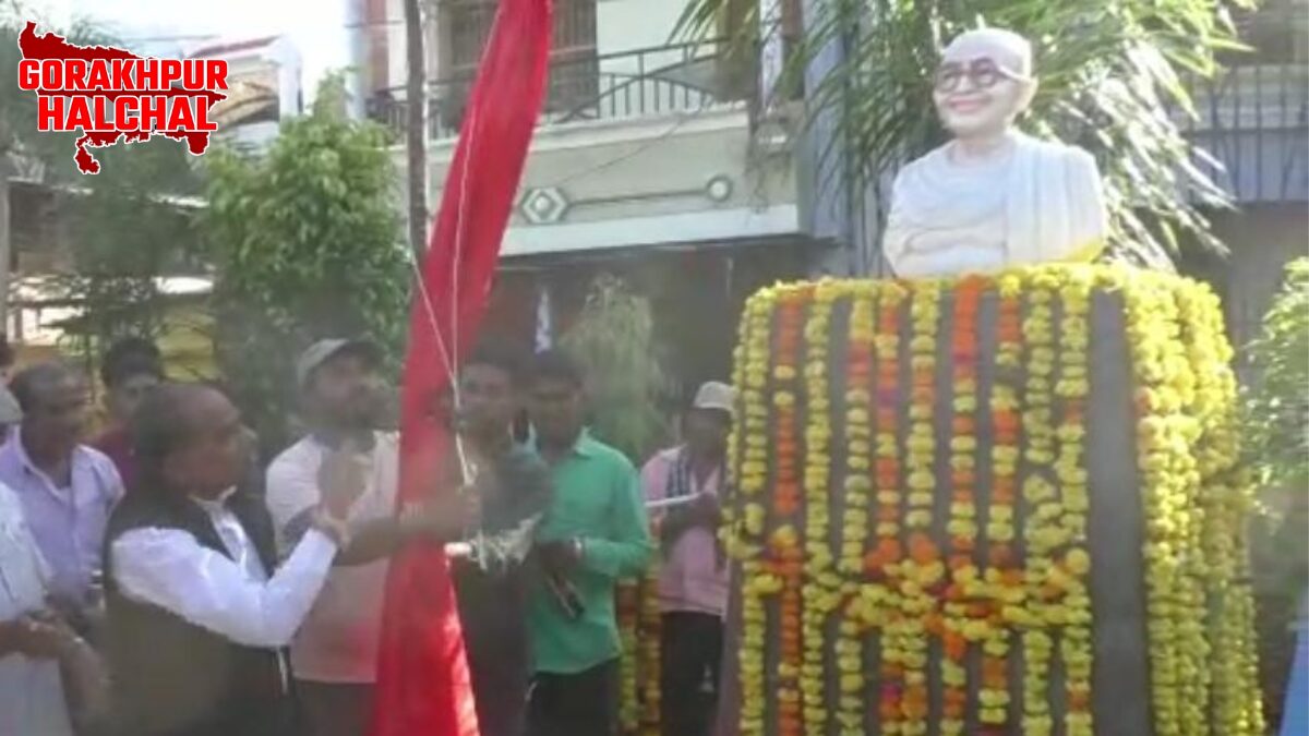 गांधीजी की प्रतिमा पर माल्यार्पण